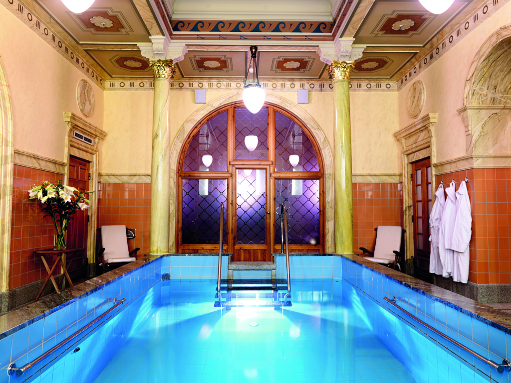 Turkiska badet på Sturebadet. Stor bassäng i en unik interiör.