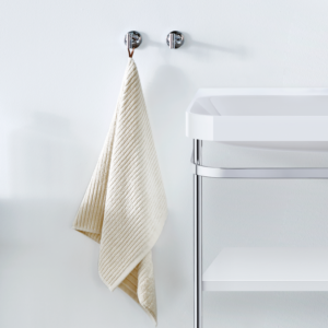 Duravit handdukskrok Starck T i en badrumsmiljö.