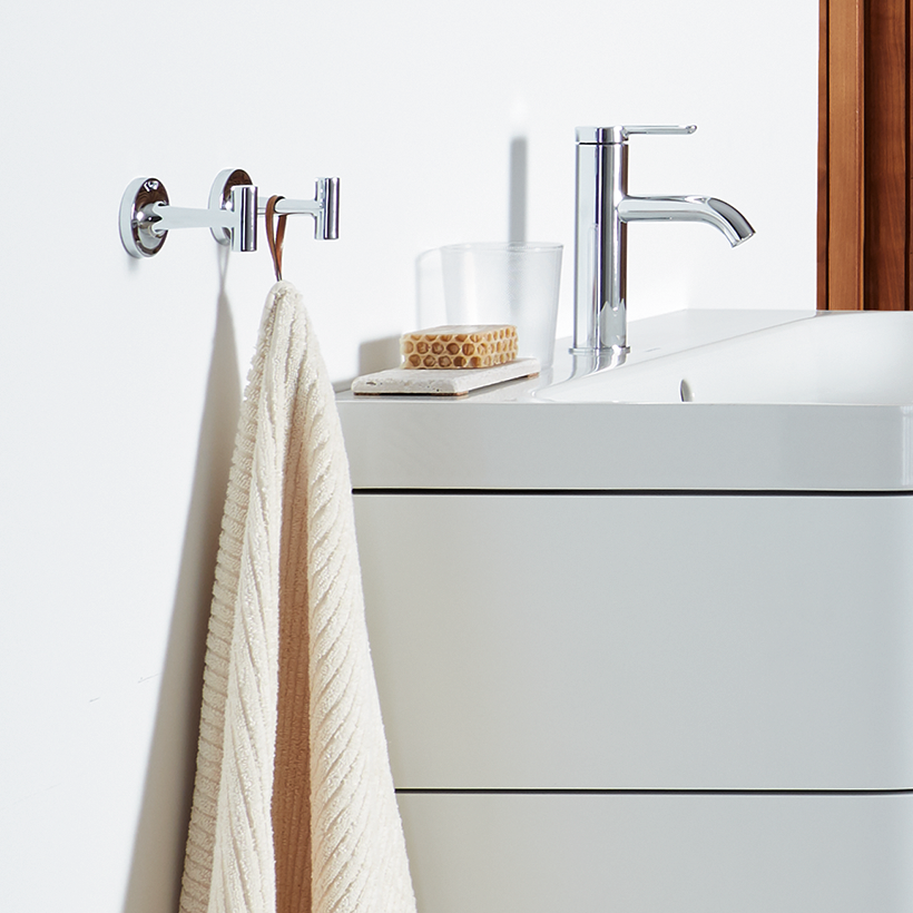 Duravit handdukskrok Starck T i en badrumsmiljö.