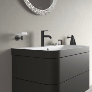 Tvättställ med kommod och blandare i en badrumsmiljö.