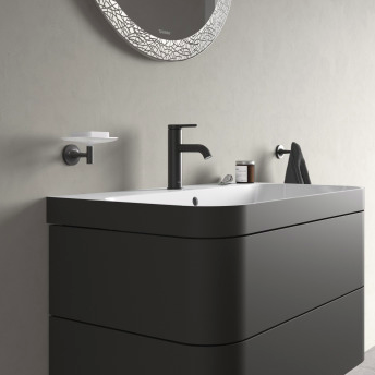 Tvättställ med kommod och blandare i en badrumsmiljö.