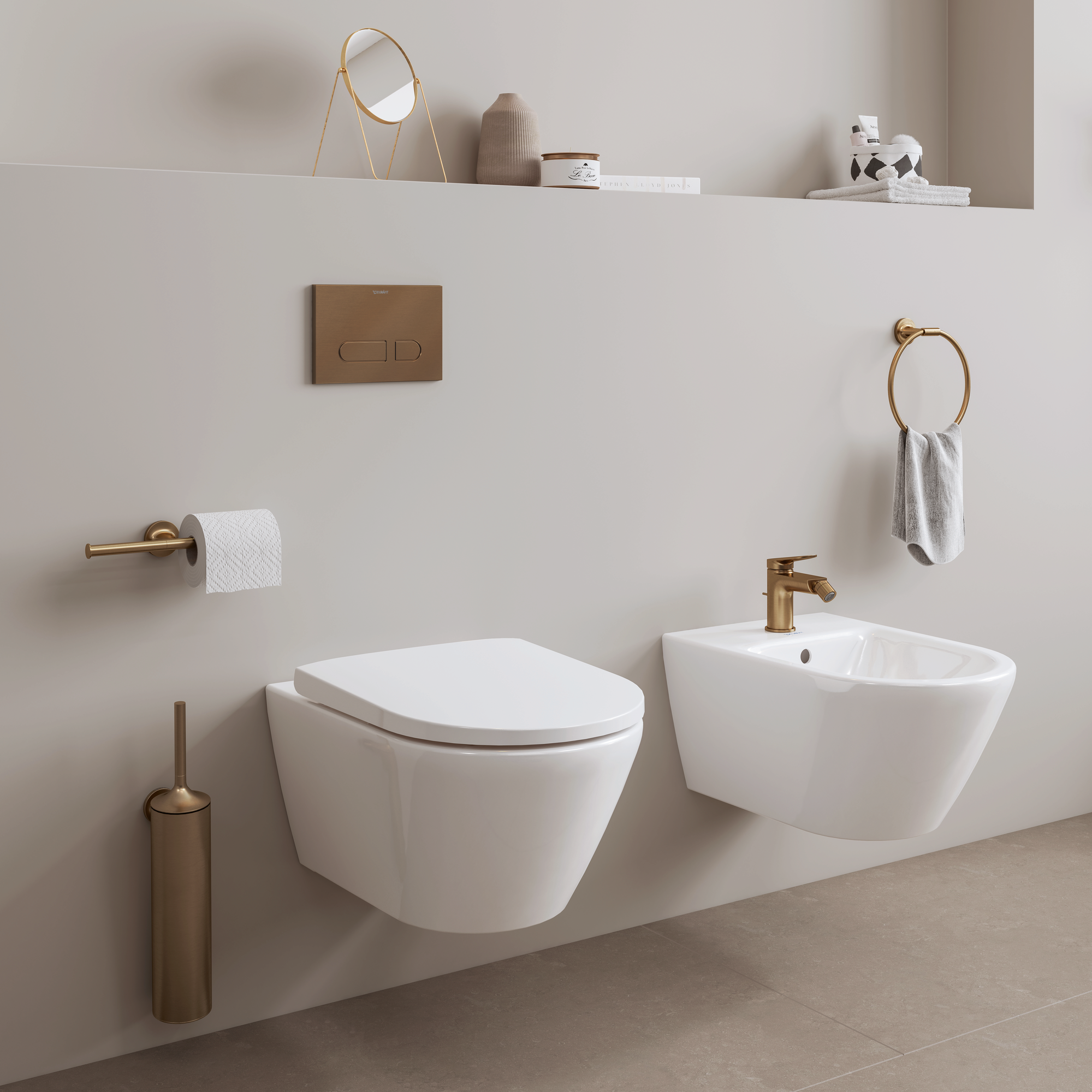 Badrum med toalett och bidé. Tillbehör som toalettborste, spolplatta och toalettpappershållare matchar i samma färg.