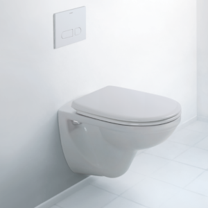 D-Code Basic vägghängd toalett i ett badrum.