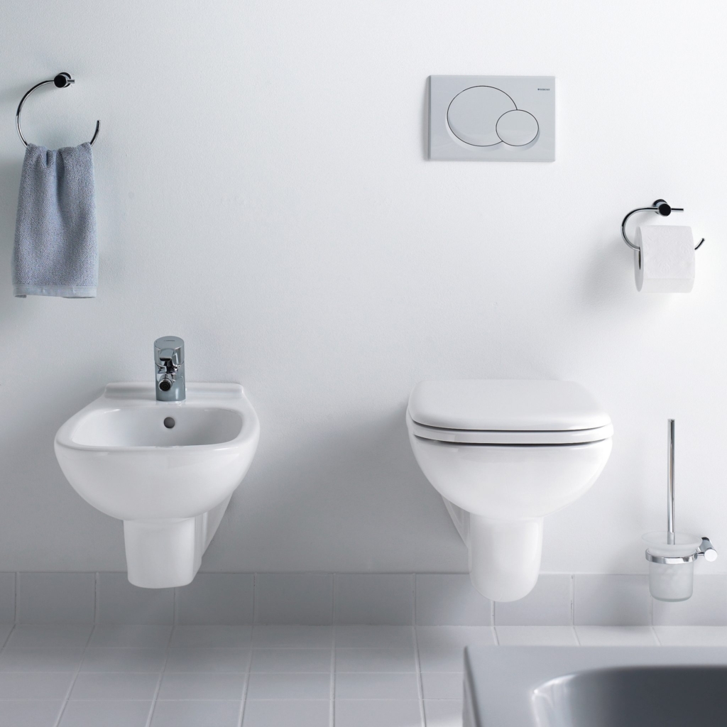 D-Code vägghängd toalett och bidé varumärket Duravit.