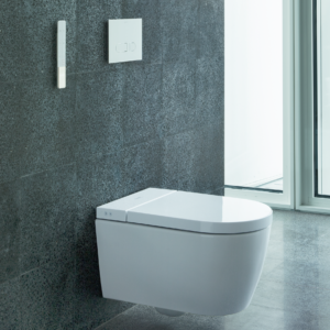 Starck f Lite SensoWash vägghängd toalett på en kaklad vägg i ett badrum.