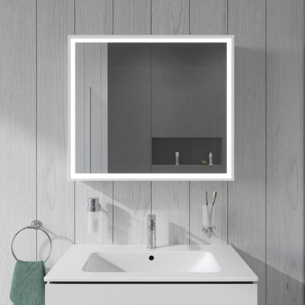 Badrum med kommod och spegelskåp i ljus nyans från Duravit och dess serie L-Cube.