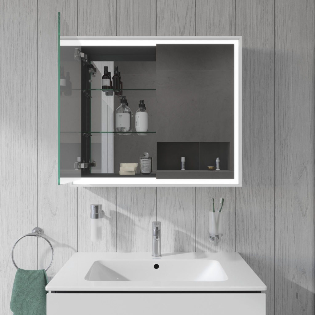 Badrum med kommod och spegelskåp i ljus nyans från Duravit och dess serie L-Cube.