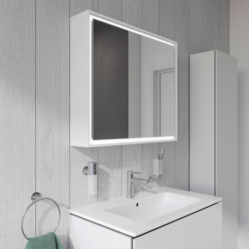 Badrum med kommod och spegelskåp i ljus nyans från Duravit och dess serie L-Cube.
