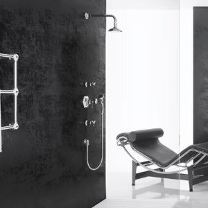 Eccelsa inbyggnadsdusch sitter i ett badrum.