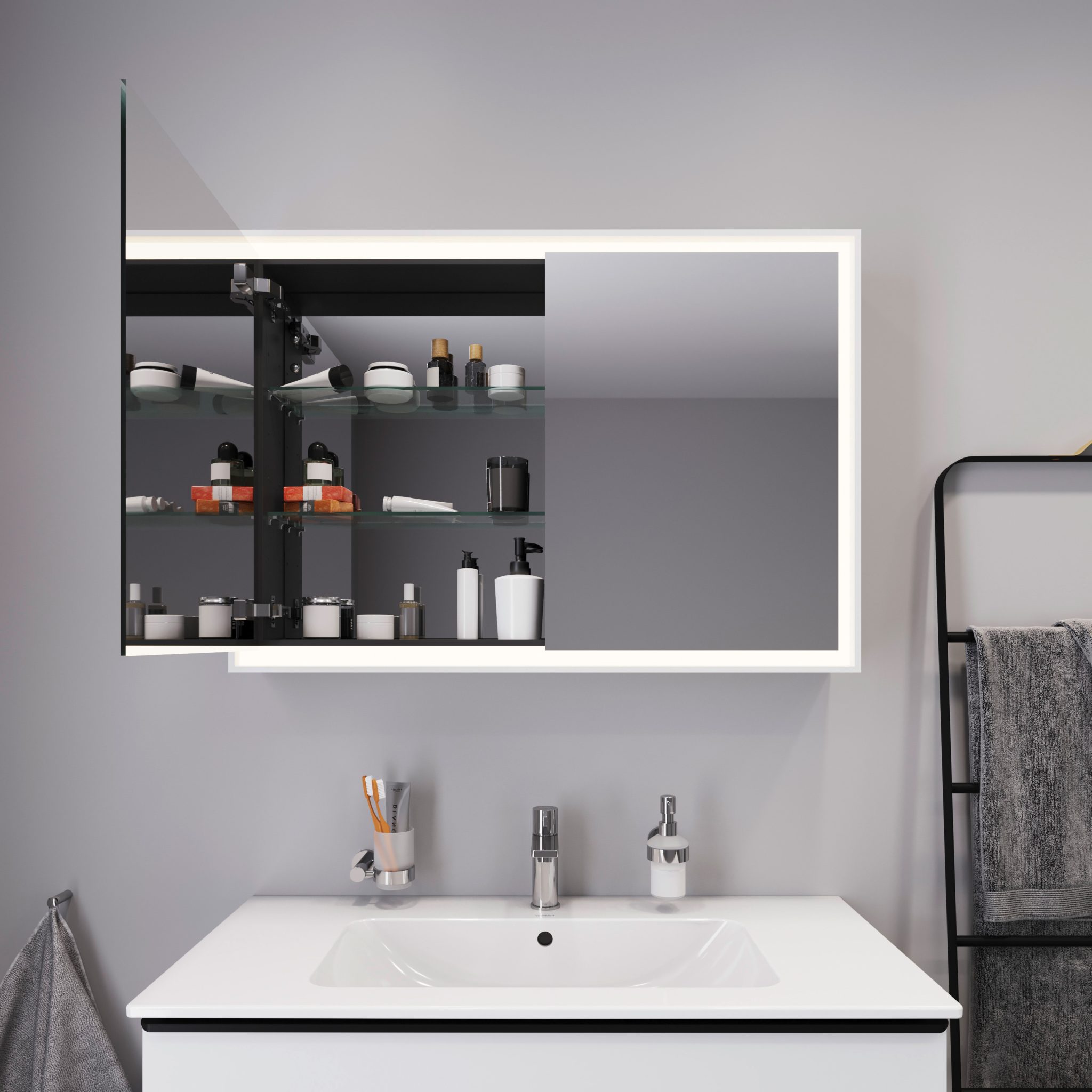 Badrum med kommod och spegelskåp i ljus nyans från Duravit och dess serie L-Cube.