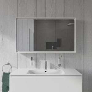 Badrum med kommod och spegelskåp i ljus nyans från Duravit och dess serie L-Cube.