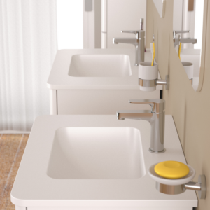 Garlate tvättställsblandare på ett tvättställ med en spegel ovanför.