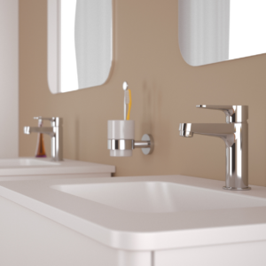 Garlate tvättställsblandare på ett tvättställ med en spegel ovanför.