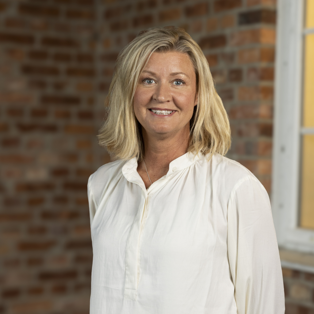 Tjej med axellångt ljust hår.