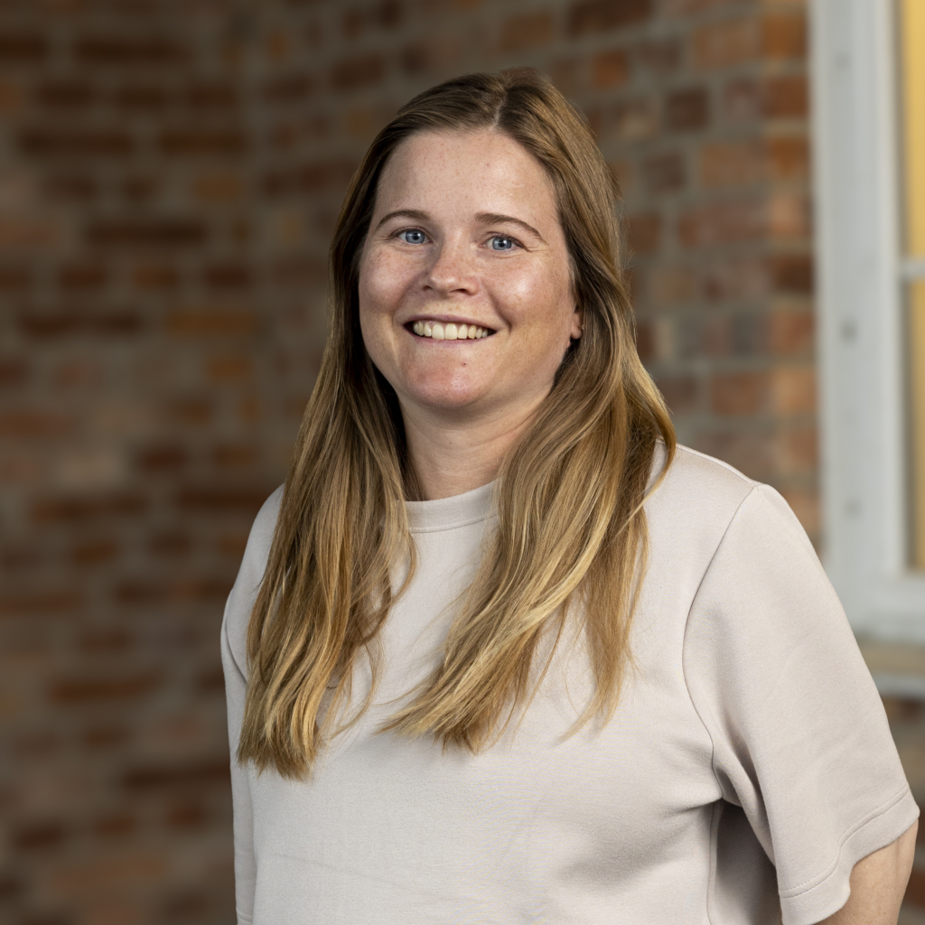 Tjej med långt hår.