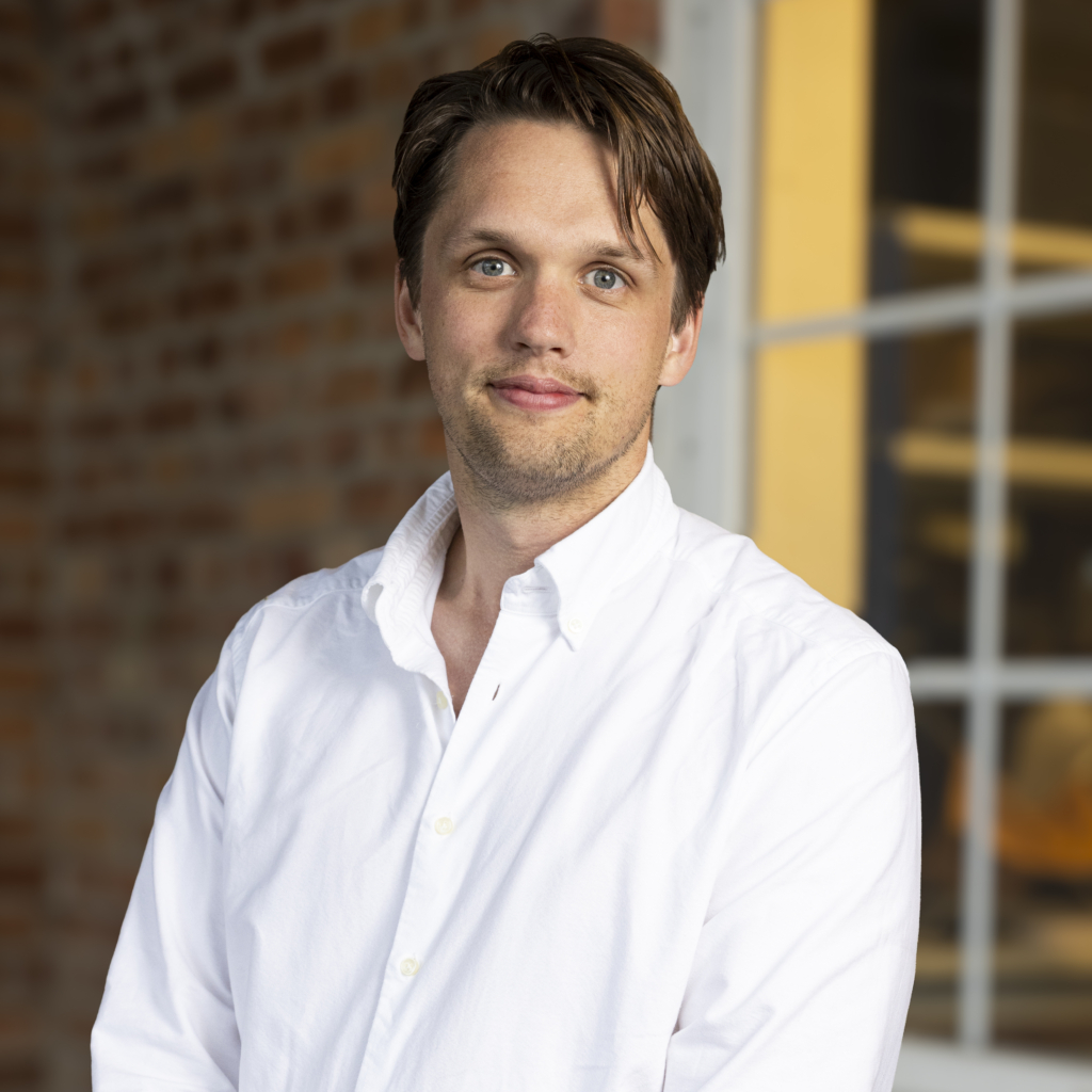 Patric, man med mörkt går och skäggstubb.