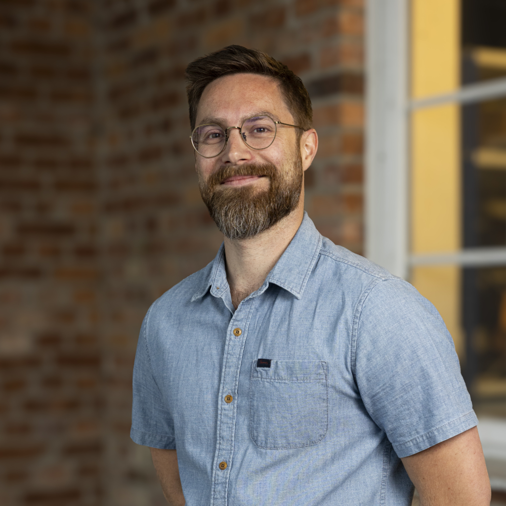 Man med mörkt skägg och mörkt hår.