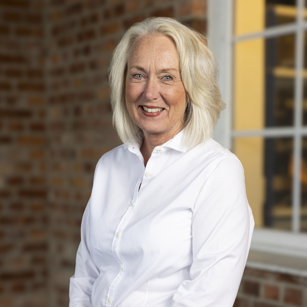 Kvinna med axellångt hår.