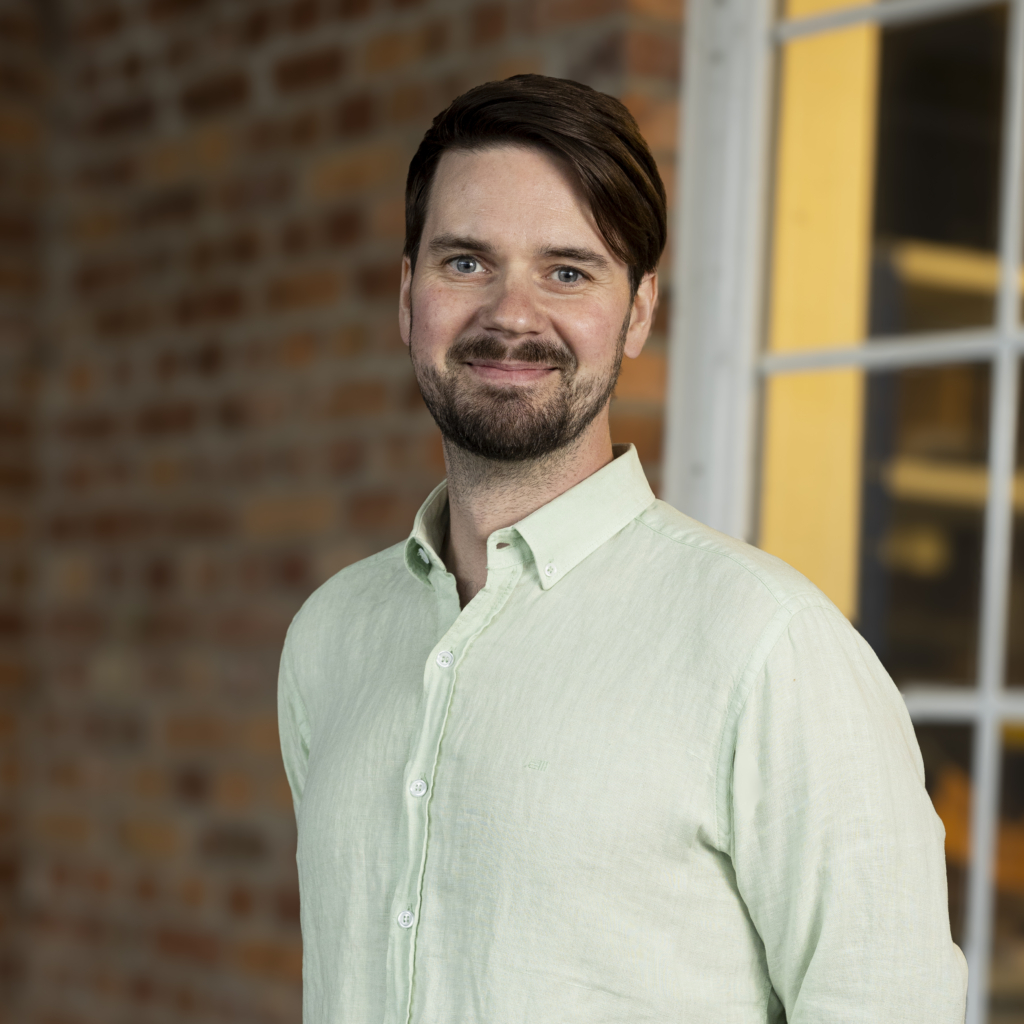 Man med mörkt skägg och mörkt hår.