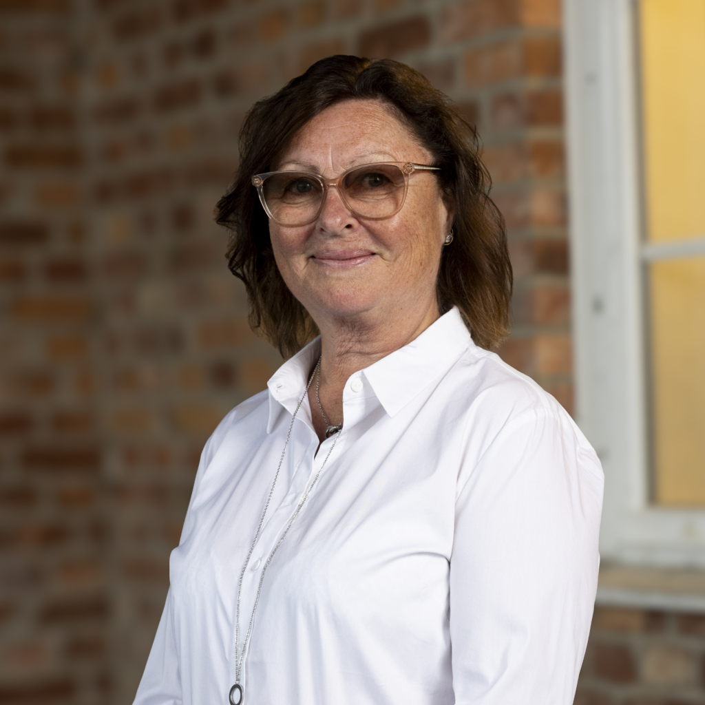 Kvinna med mörkt axellångt hår och glasögon.