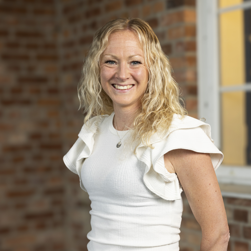 Tjej med axellångt lockigt hår.