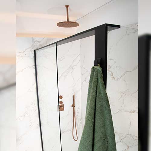 Sirius inbyggnadsdusch i ett badrum.