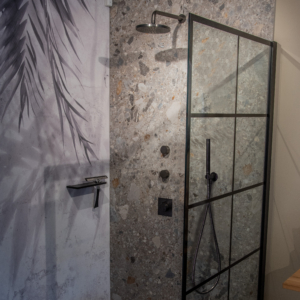 Sirius inbyggnadsdusch i ett badrum.