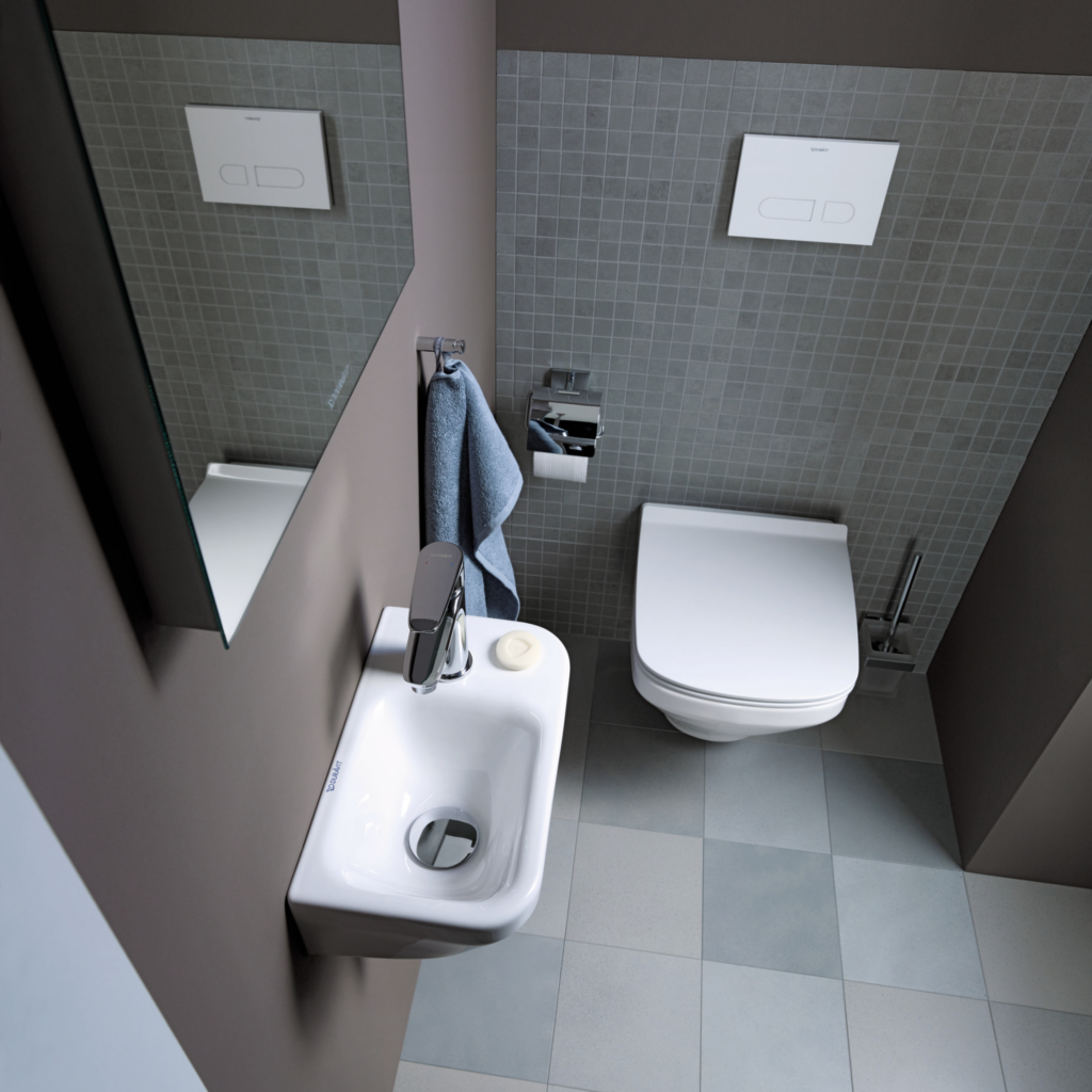 Badrum med tvättställ och toalett.