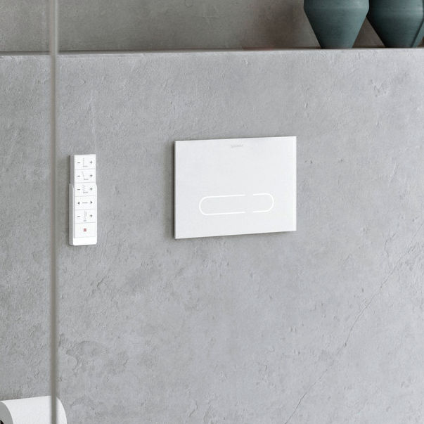 A2 spolplatta på en marmorerad stenvägg.