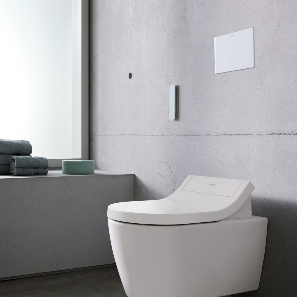 A2 spolplatta med vägghängd toalett, allt från Duravit.