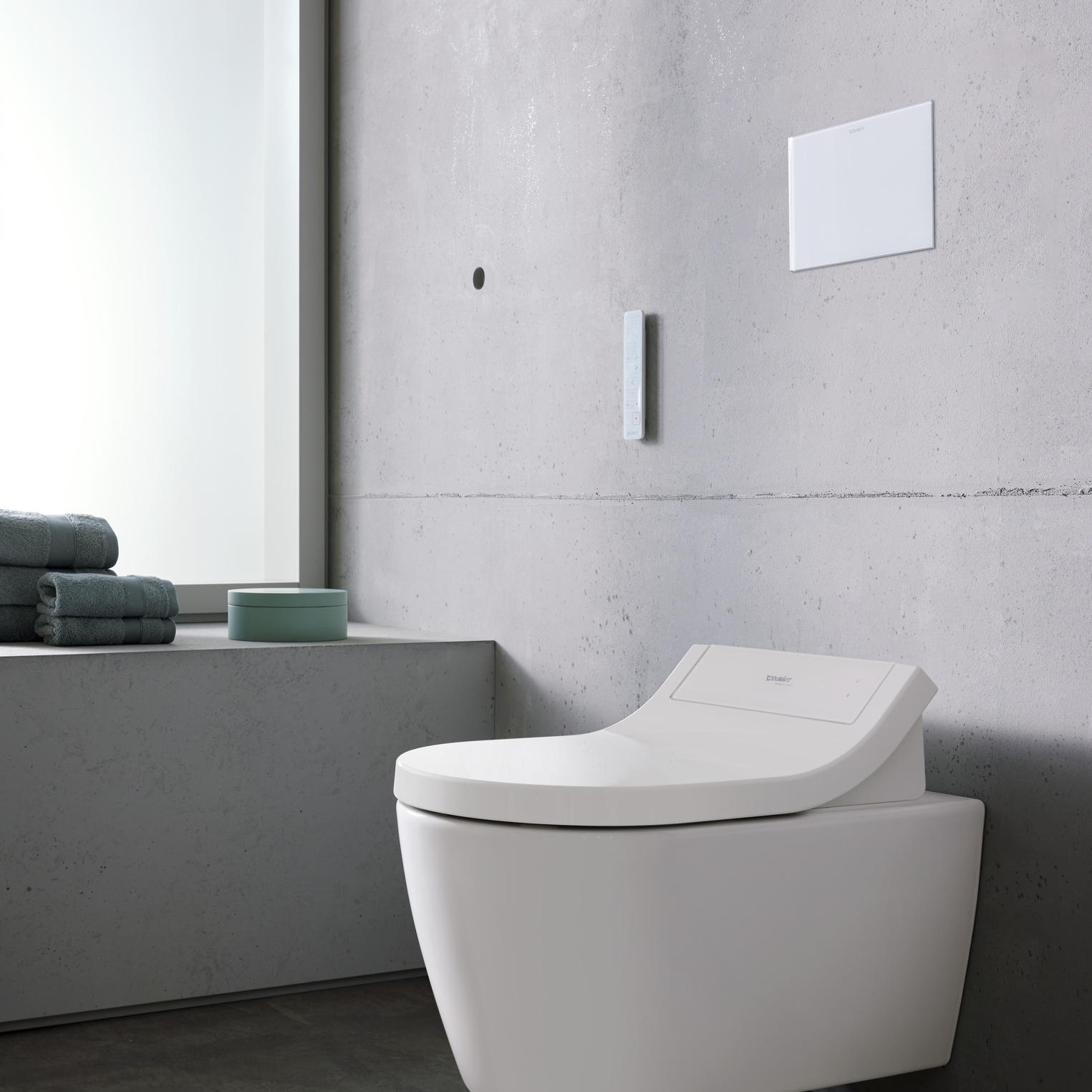 A2 spolplatta med vägghängd toalett, allt från Duravit.
