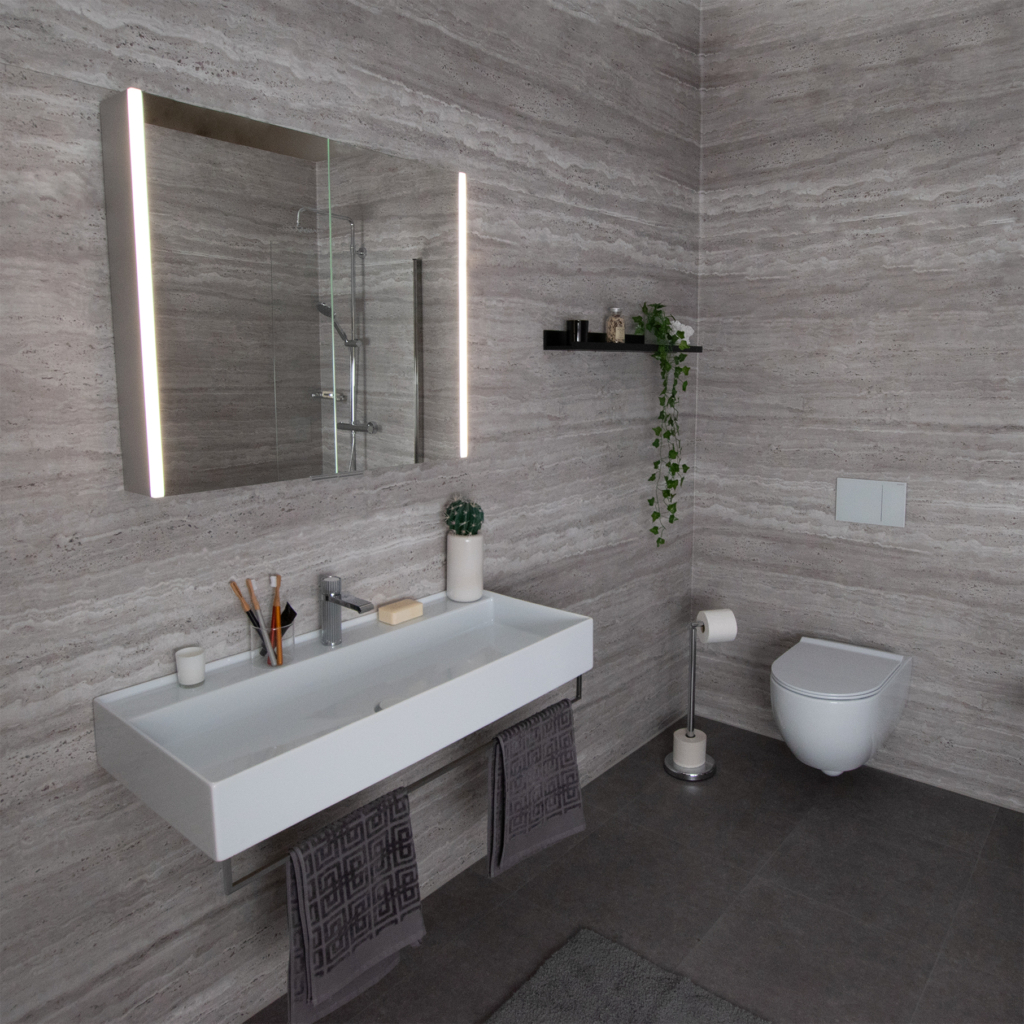 Style spegelskåp på väggen i en badrumsmiljö.