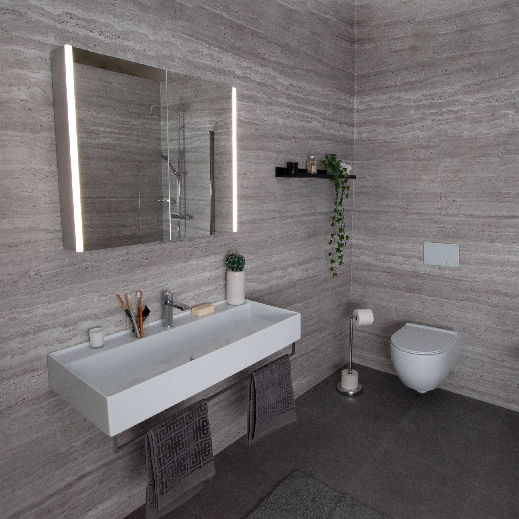 Style spegelskåp på väggen i en badrumsmiljö.