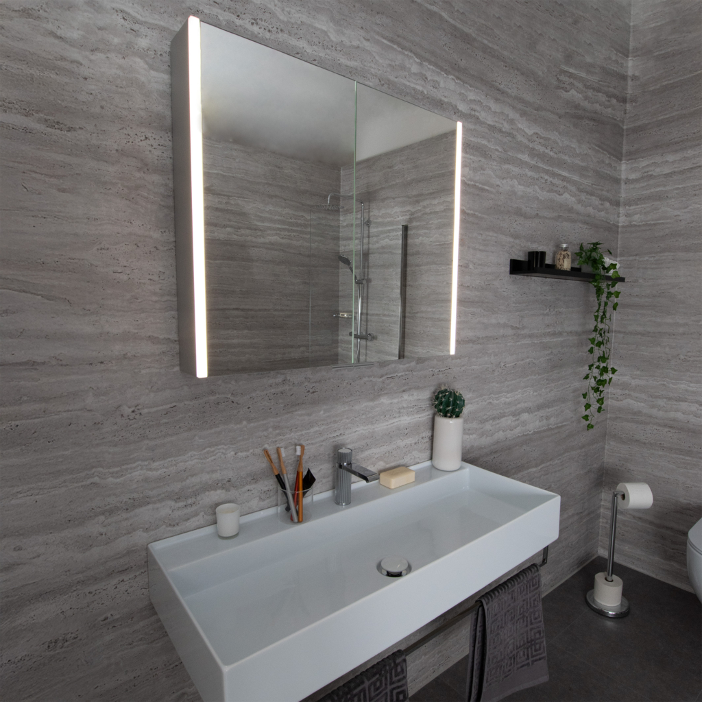 Style spegelskåp på väggen i en badrumsmiljö.