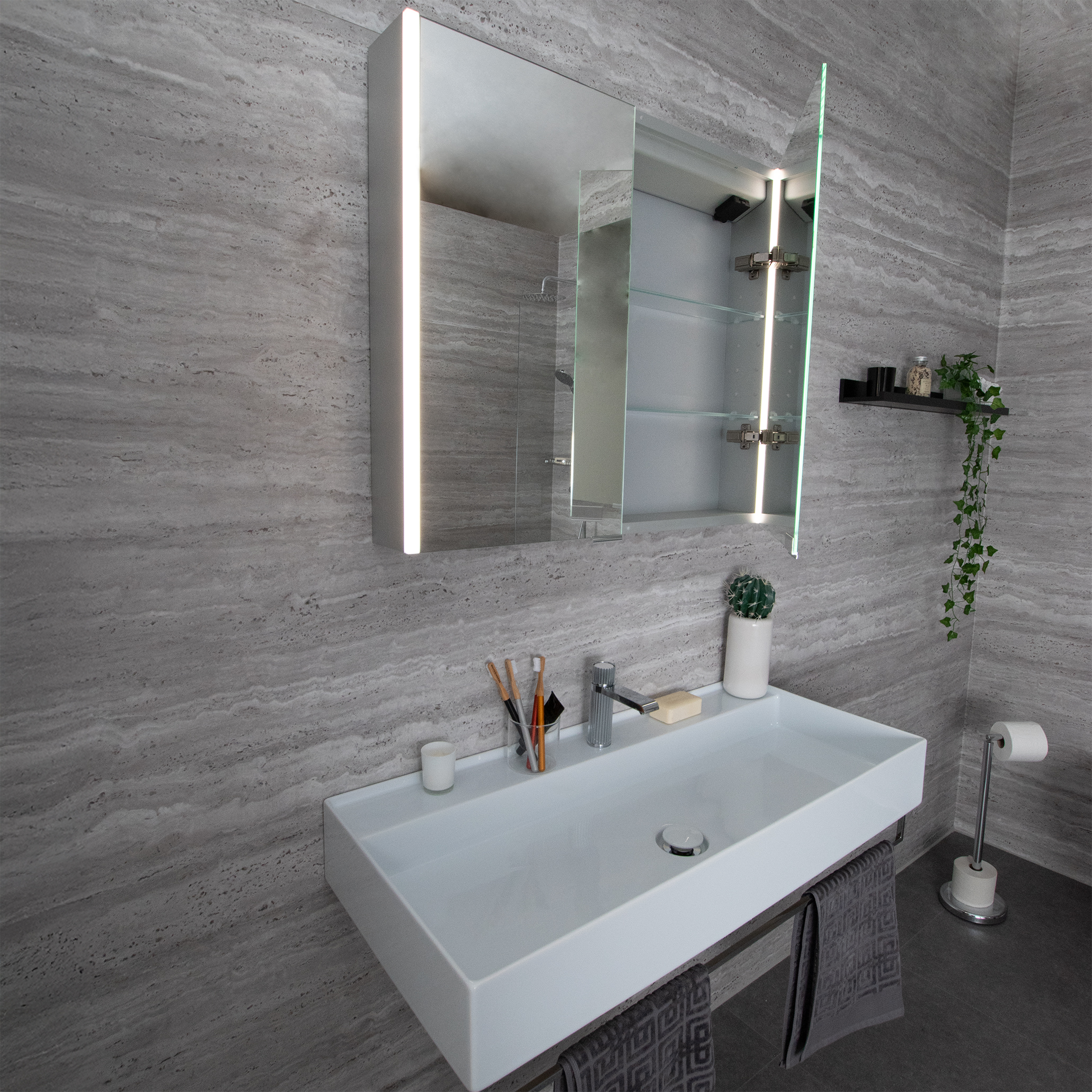 Style spegelskåp på väggen i en badrumsmiljö.