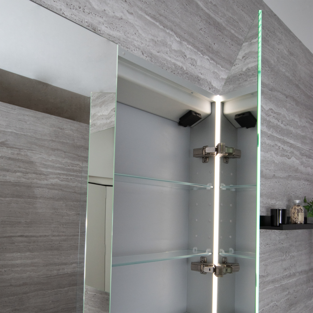 Style spegelskåp på väggen i en badrumsmiljö.