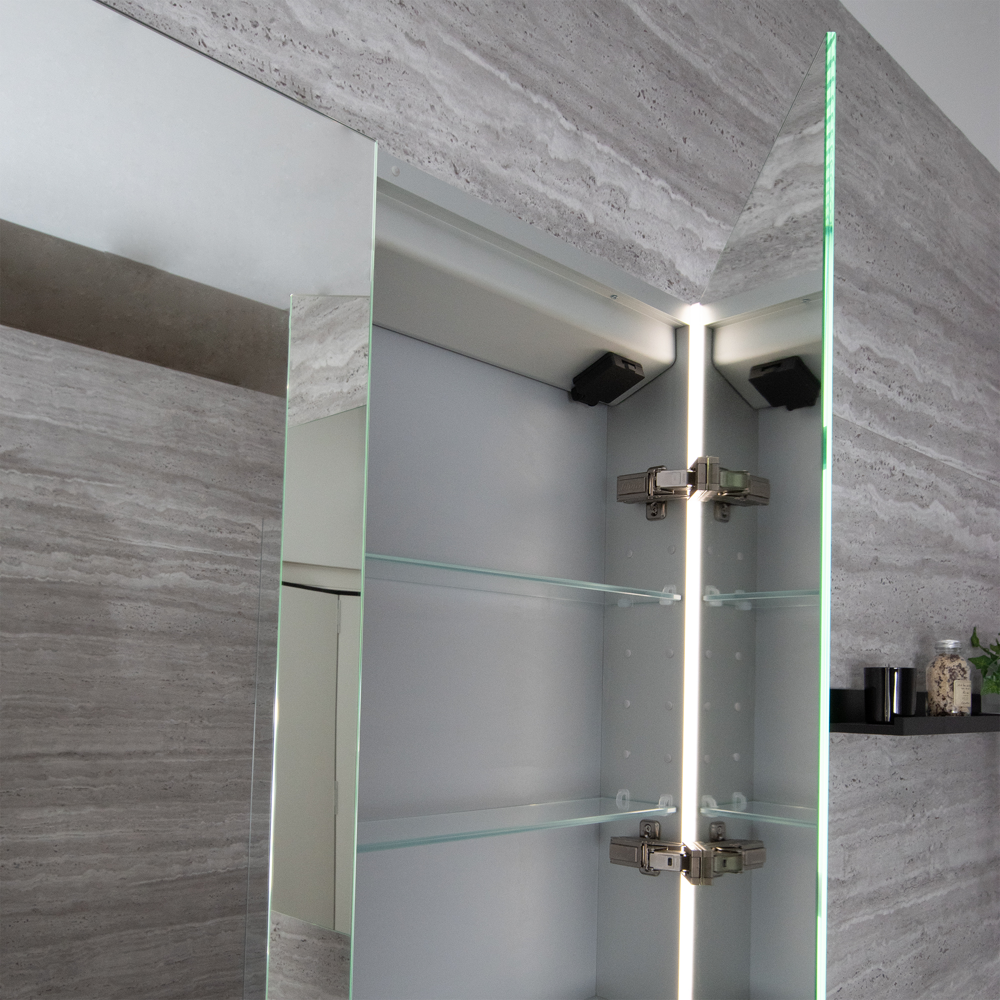 Style spegelskåp på väggen i en badrumsmiljö.