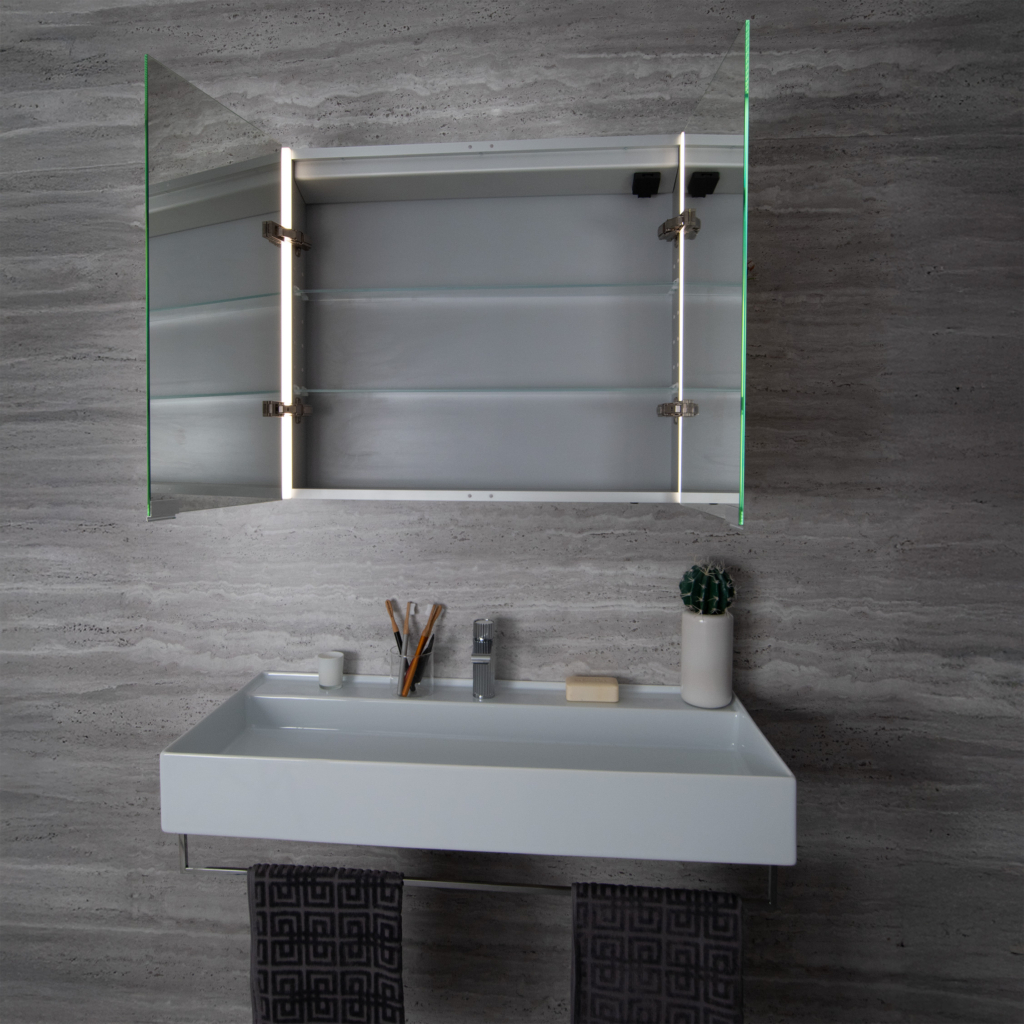 Style spegelskåp på väggen i en badrumsmiljö.