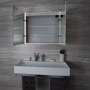 Style spegelskåp på väggen i en badrumsmiljö.