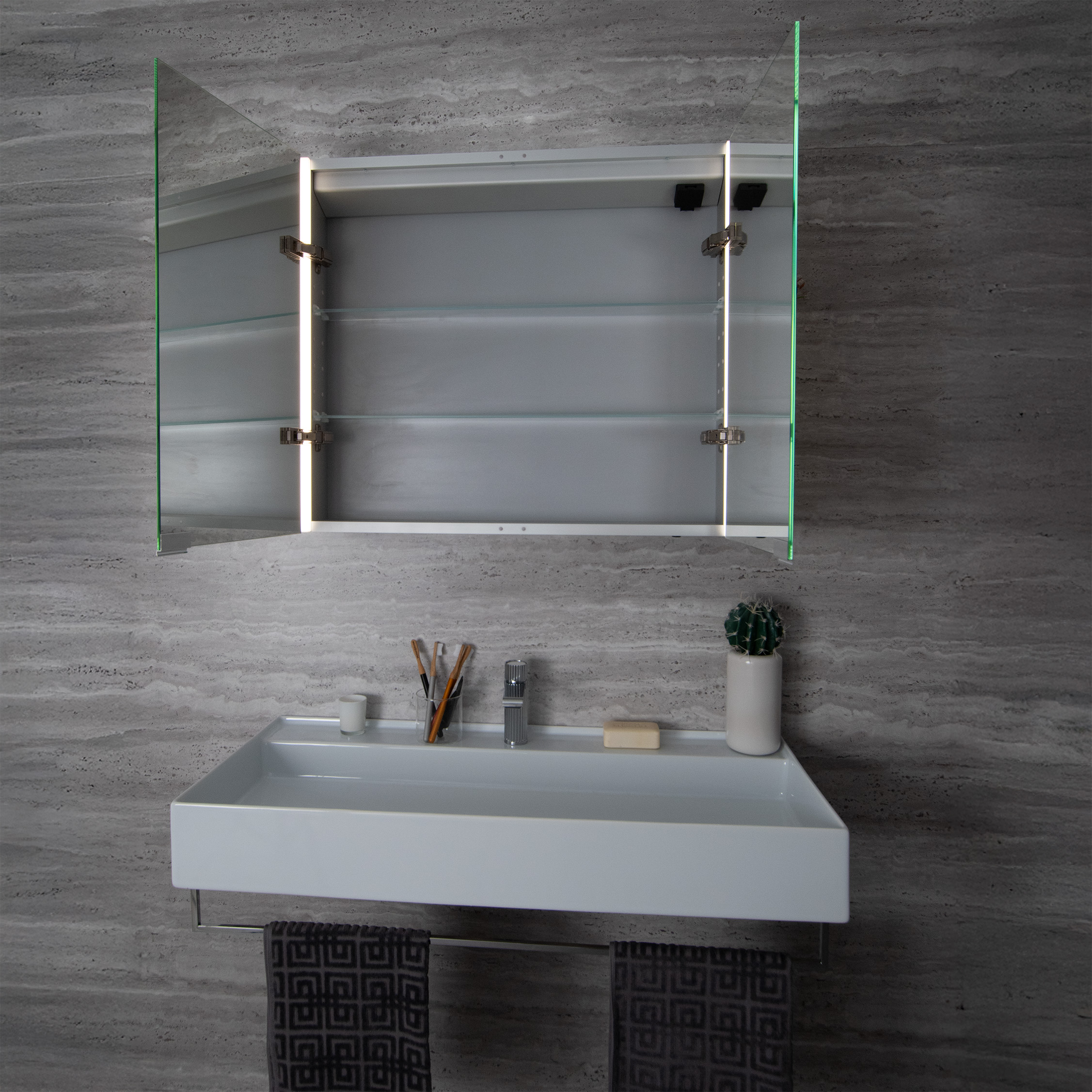 Style spegelskåp på väggen i en badrumsmiljö.