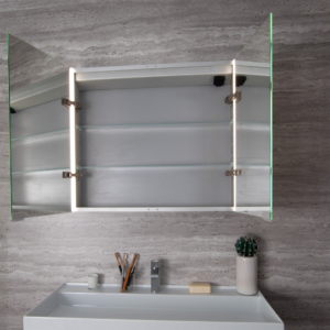 Style spegelskåp på väggen i en badrumsmiljö.