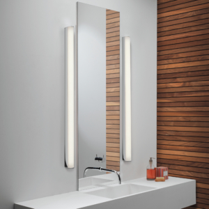 Artemis 900 LED vägglampa i ett badrum med rektangulär spegel och tvättställ.