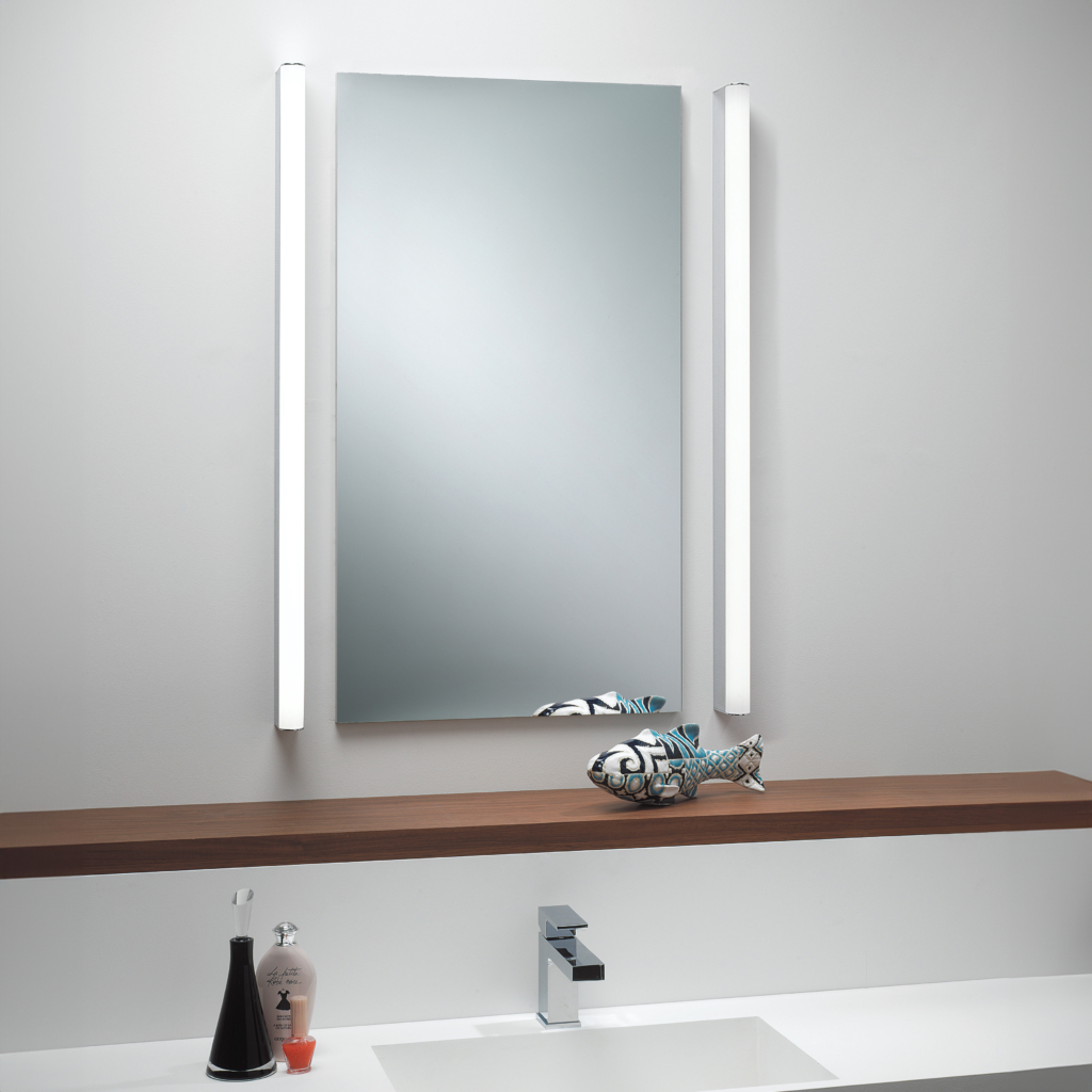 Artemis 900 LED vägglampa i ett badrum med rektangulär spegel och tvättställ.