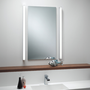 Artemis 900 LED vägglampa i ett badrum med rektangulär spegel och tvättställ.