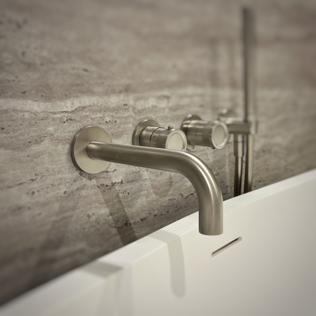 Badkarspip Arno/Nera tillsammans med vred och handdusch till ett badkar.