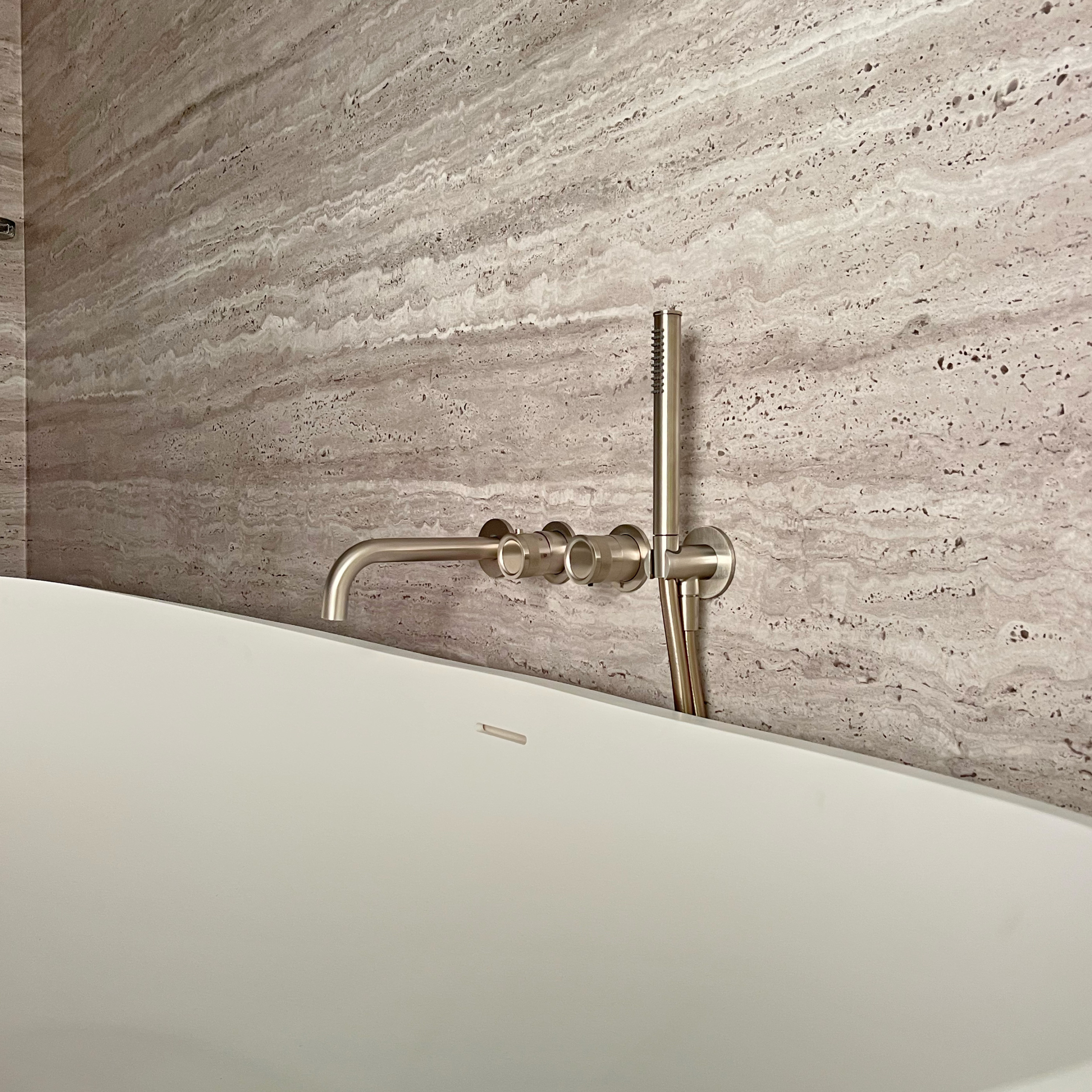 Badkarspip Arno/Nera tillsammans med vred och handdusch till ett badkar.